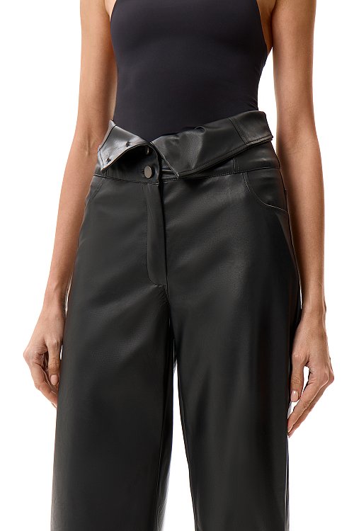 Кожаные брюки с акцентным поясом