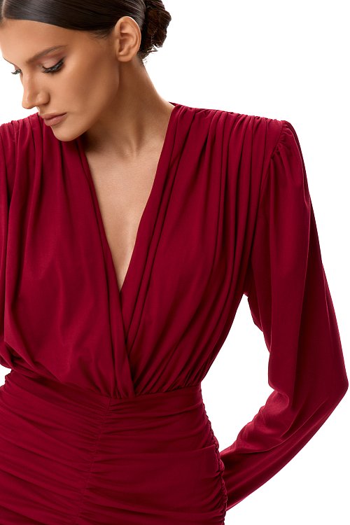 Платье-мини с увеличенными плечами