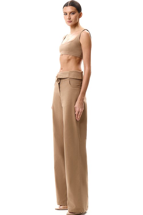 Топ с акцентным вырезом