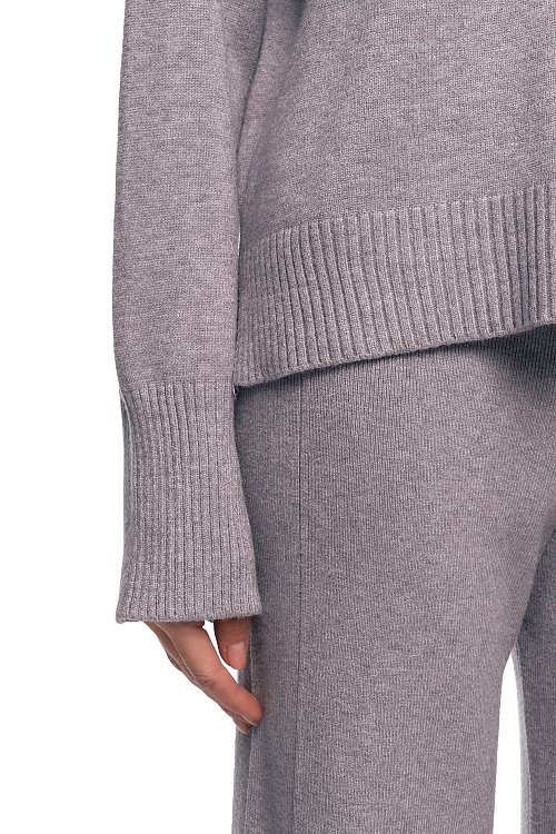 Костюм трикотажный с разрезами