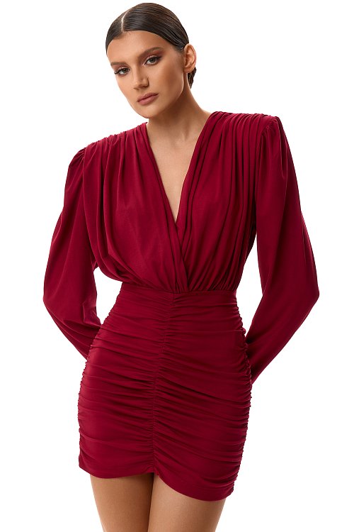 Платье-мини с увеличенными плечами