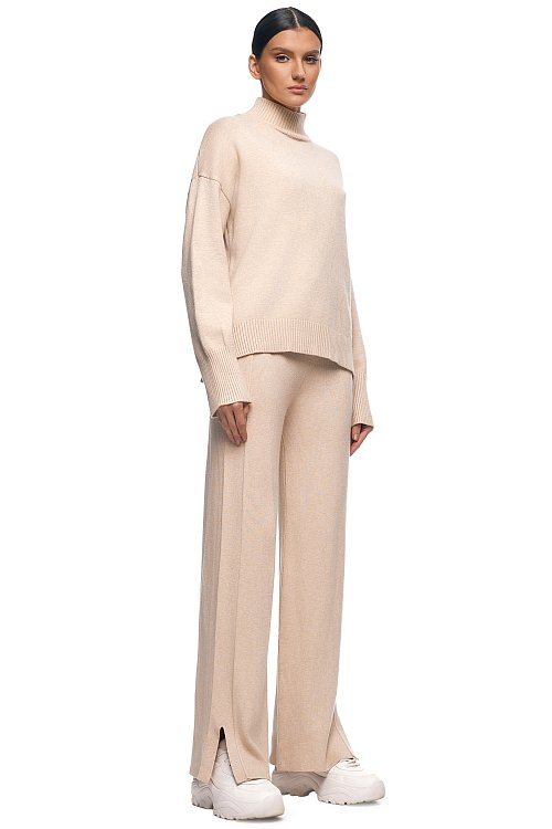 Костюм трикотажный с разрезами