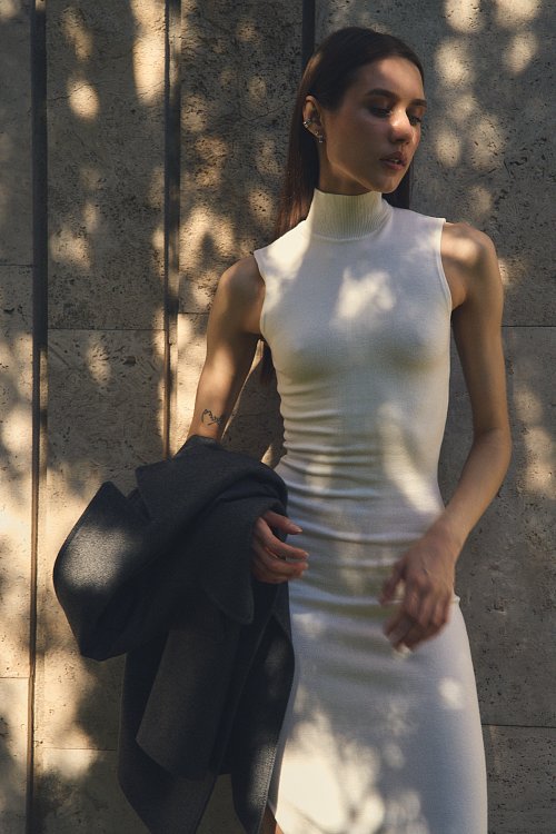 Платье вязаное с разрезом