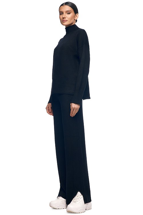 Костюм трикотажный с разрезами