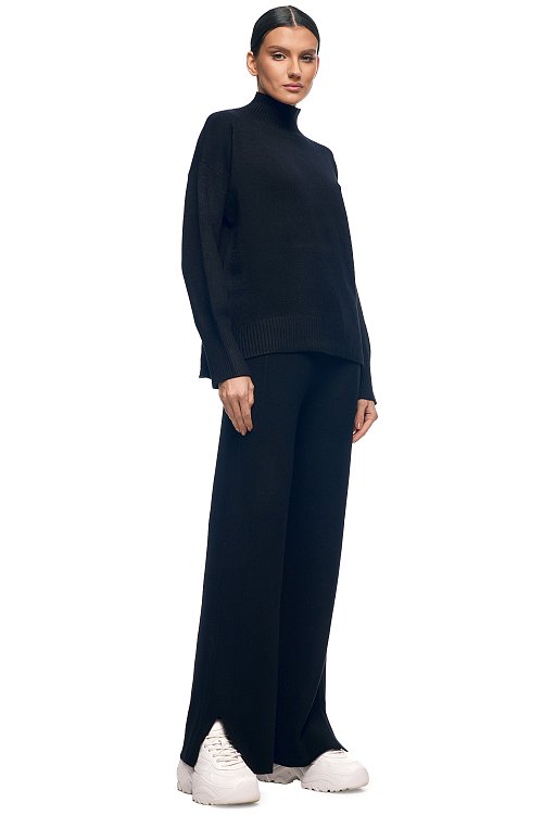 Костюм трикотажный с разрезами