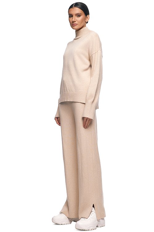 Костюм трикотажный с разрезами