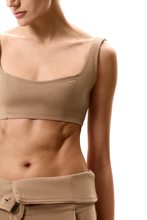 Топ с акцентным вырезом