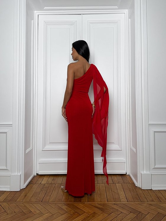 Платье со шлейфом на плече