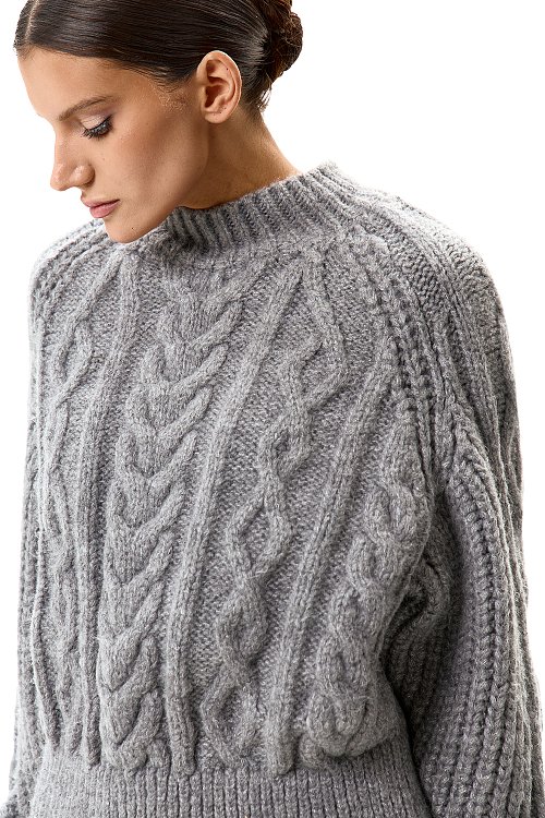 Свитер с косами