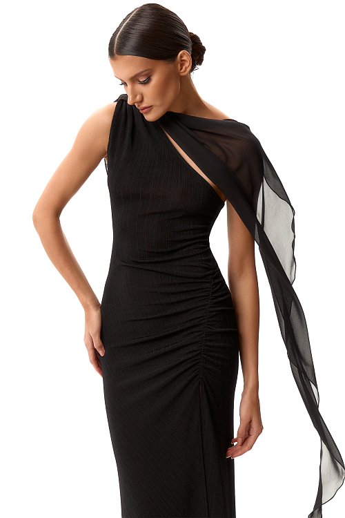 Платье со шлейфом на плече