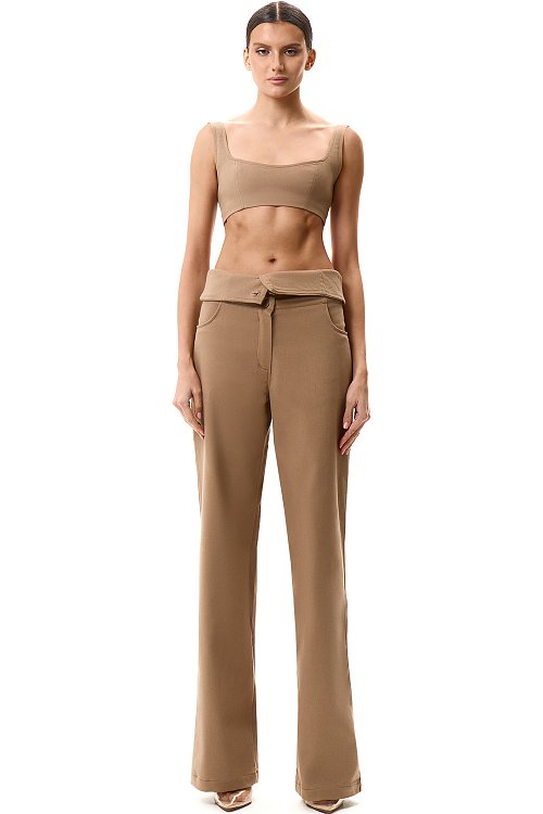 Топ с акцентным вырезом