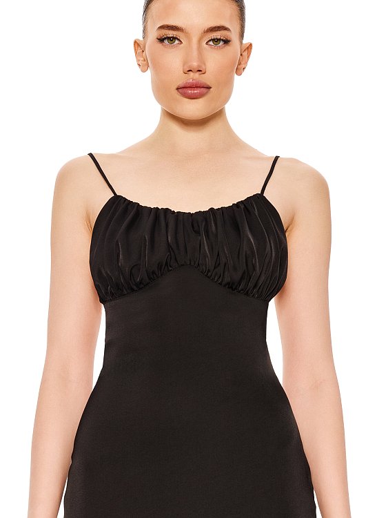 Платье с драпировкой по лифу