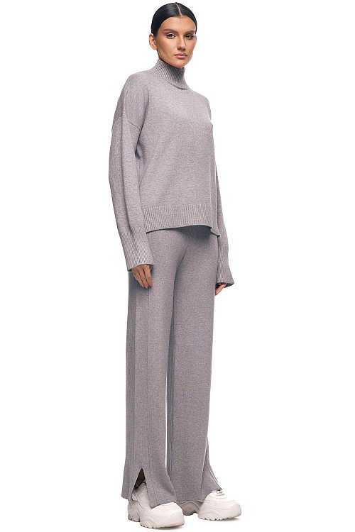 Костюм трикотажный с разрезами