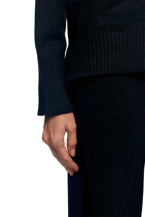 Костюм трикотажный с разрезами